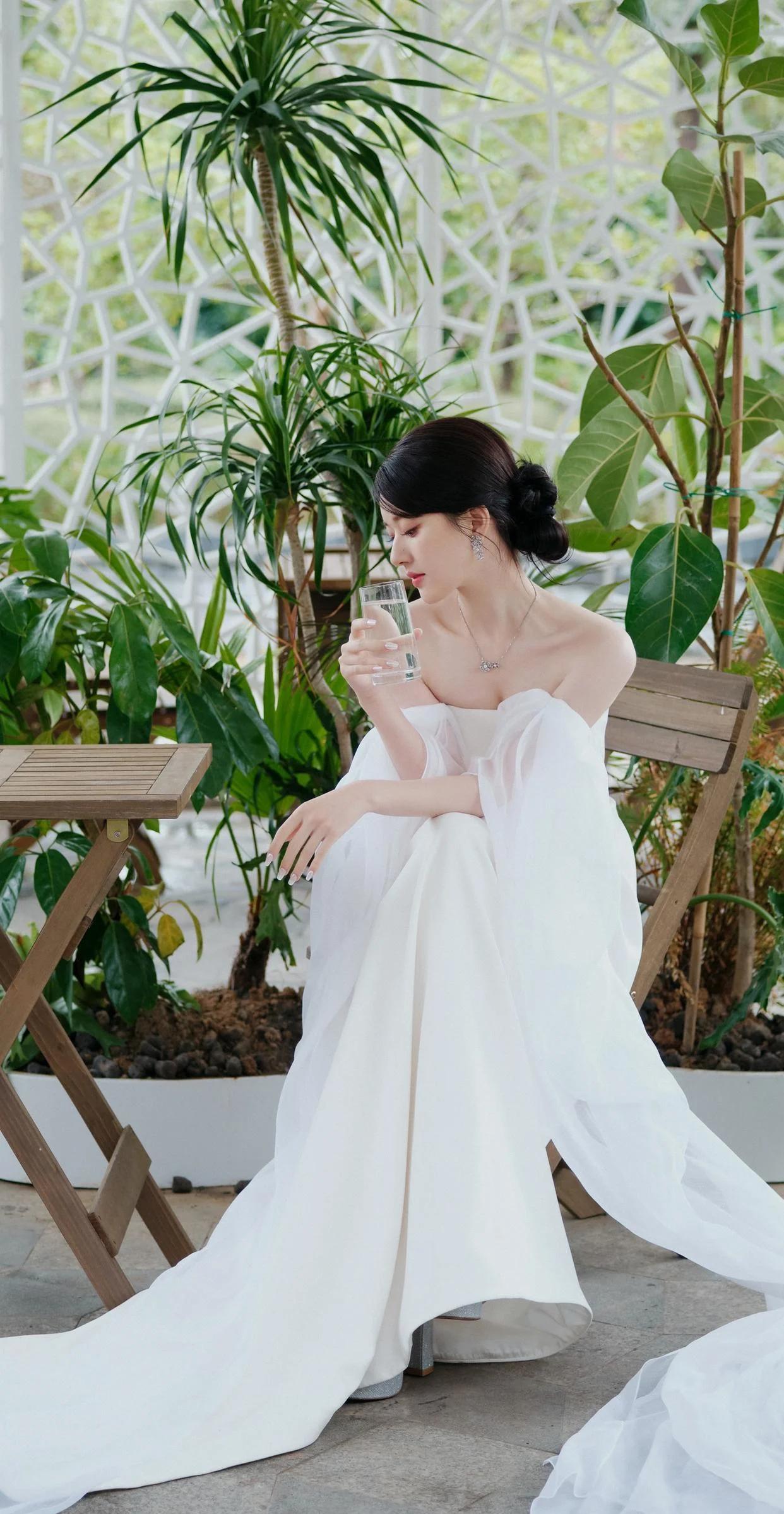 赵露思,白嫩裹胸礼服穿搭,水嫩娇羞