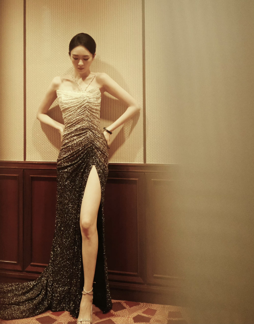 童瑶[舔屏][舔屏][色][抱一抱][抱一抱]一字带美脚[色][色] #童瑶