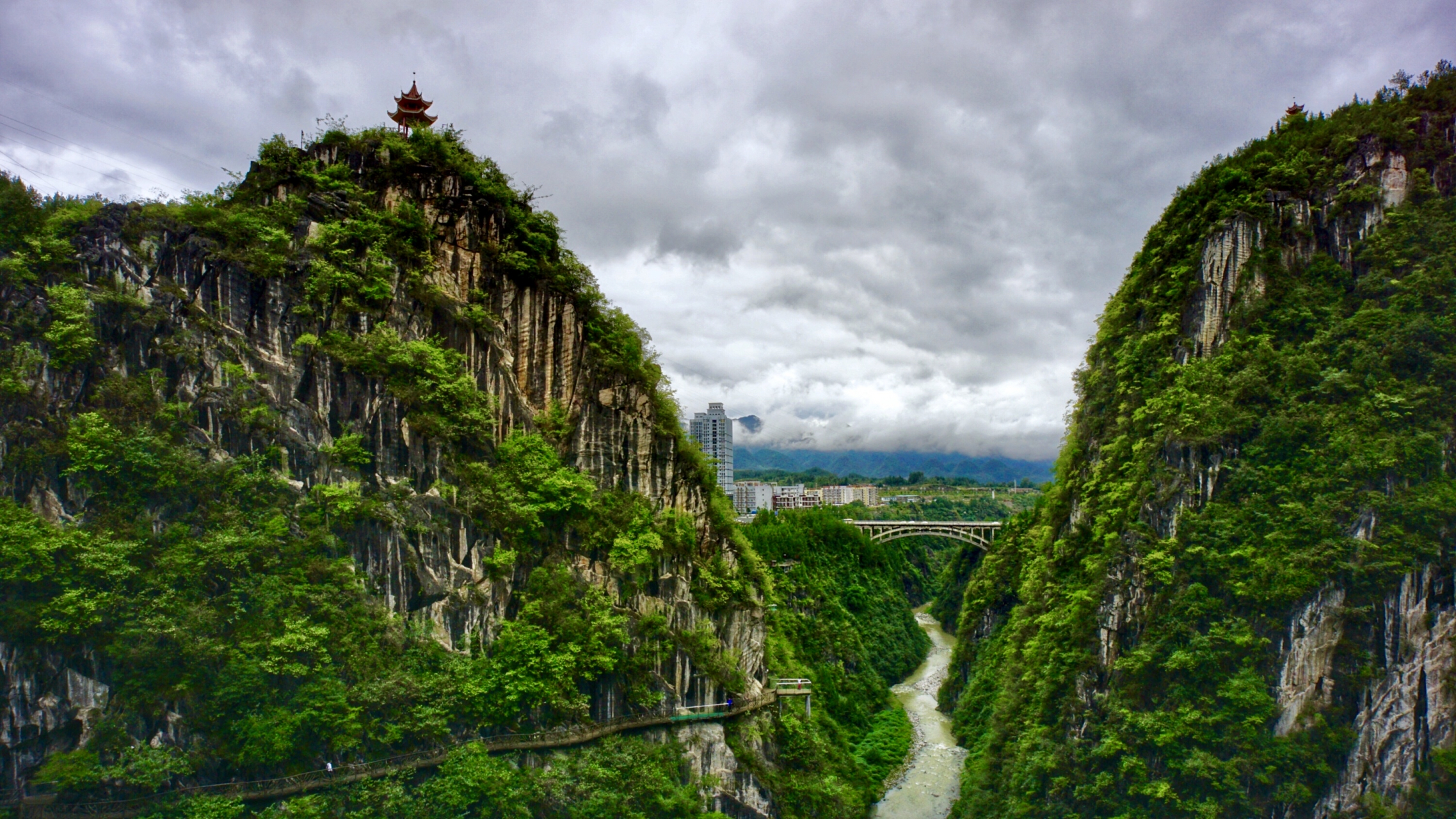 黔江城市大峡谷是一个令人叹为观止的自然景观,位于重庆市黔江区,是一