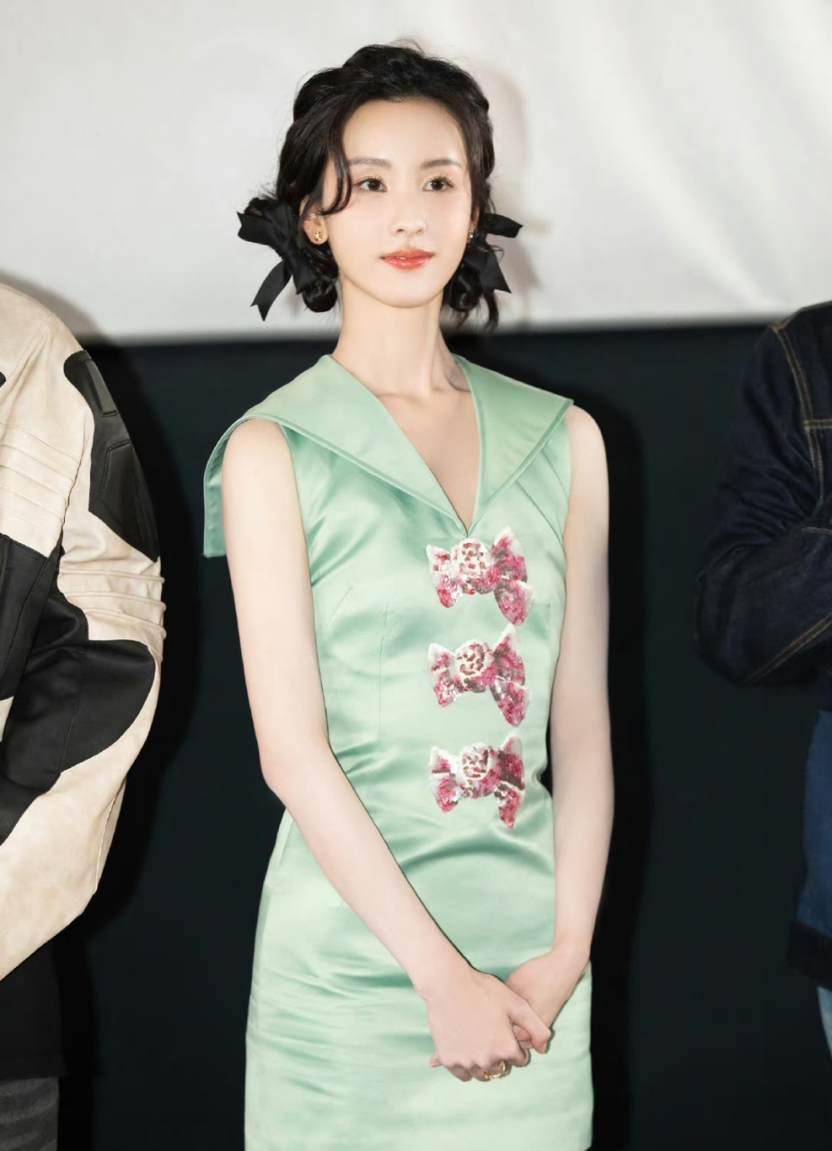 陈都灵的活动现场照和工作室的精修照,发型换了一下,气质完全不一样了