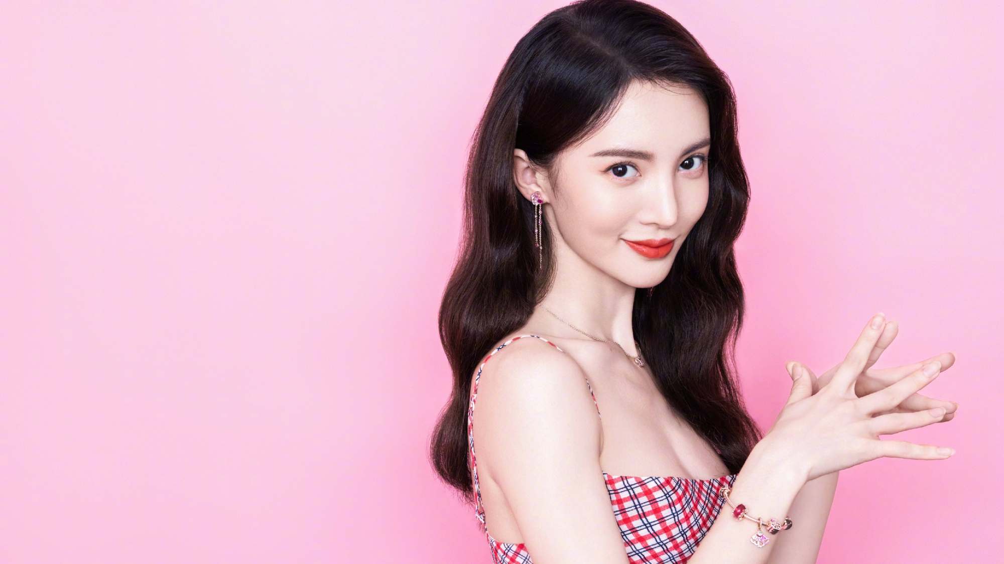 演员金晨,又仙又酷的姐姐,天仙又下凡了,来欣赏美美哒照片吧