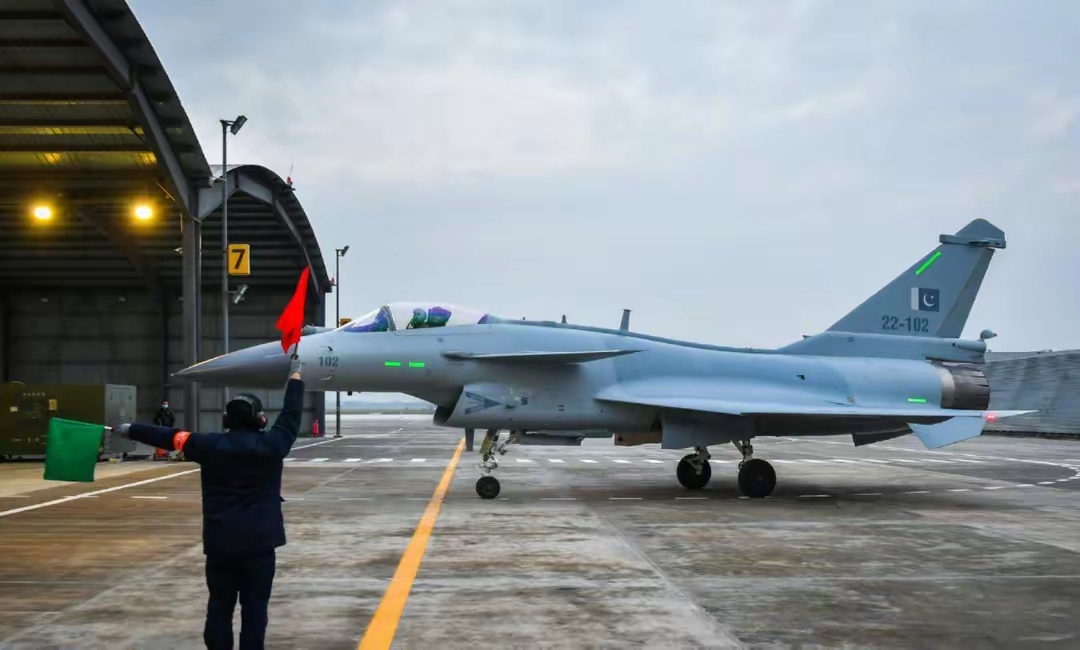 你知道吗?枭龙战机与歼10同框后,终于知道为何中国空军不装备!