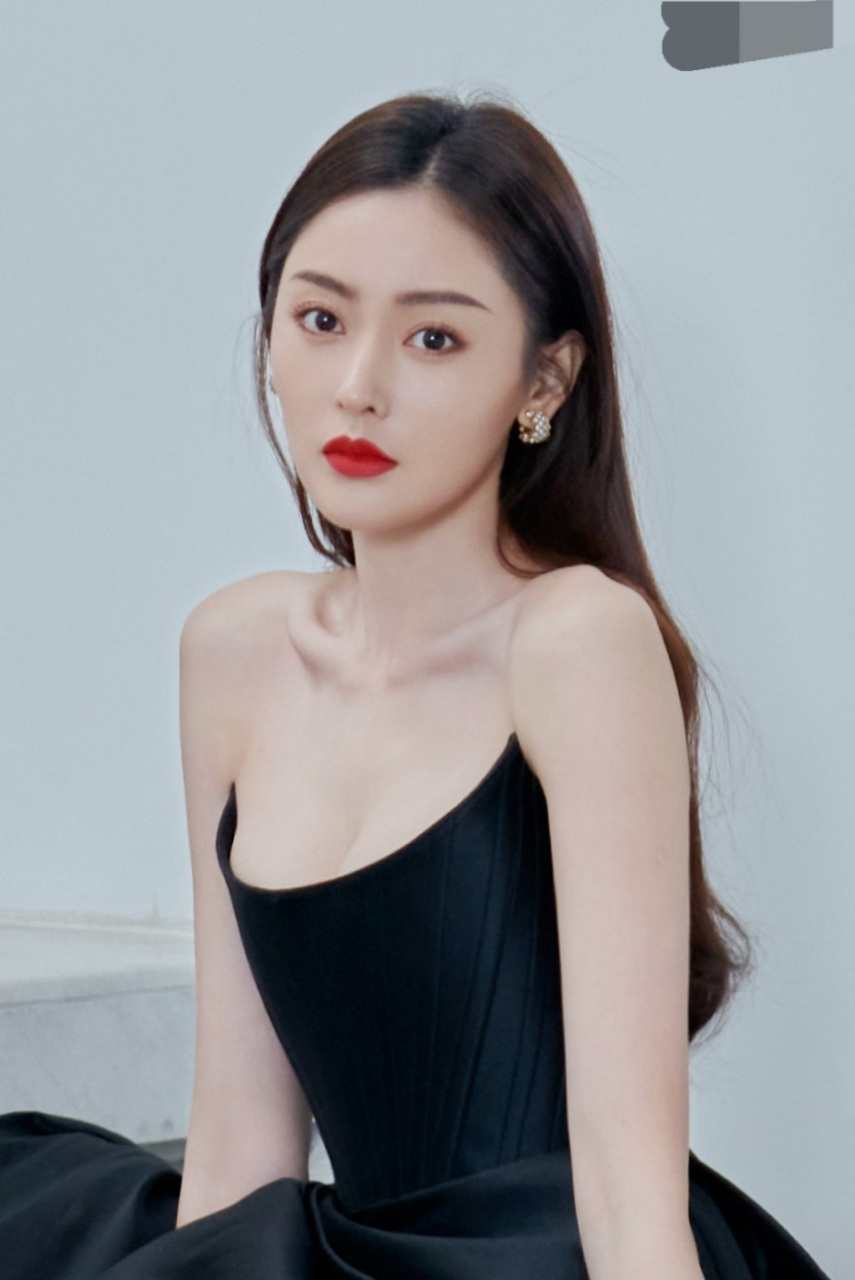张天爱黑色抹胸长裙性感迷人#明星生图大赏