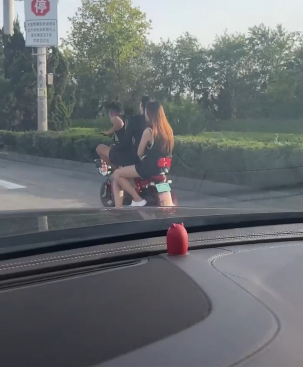 老公说看人家这骑电瓶车的小伙真让人羡慕,我说骑个电瓶车羡慕啥呀?