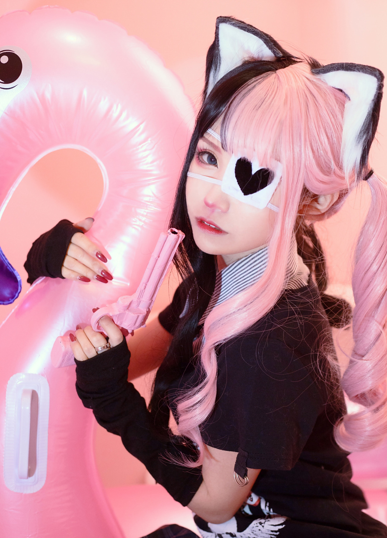 cosplay:双色马尾搭配"黑丝"网袜的萝莉猫娘,你要不要领养一只