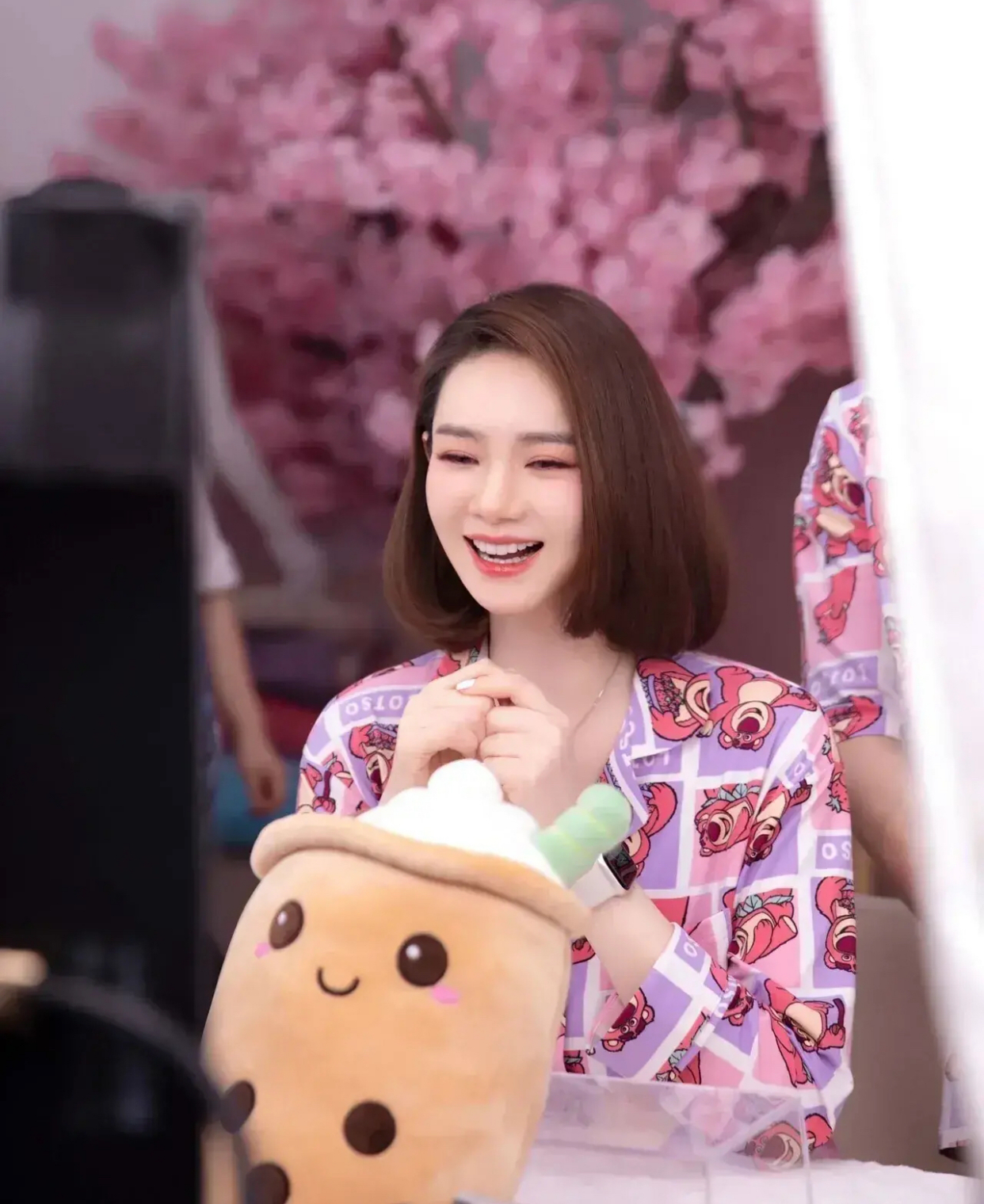 万万没有想到,戚薇居然也开始玩起直播带货了