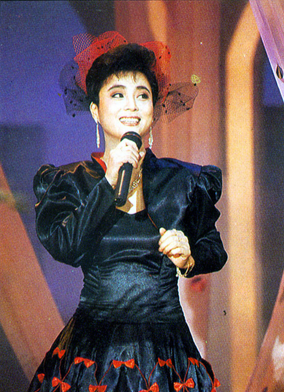 年轻的李玲玉人美歌甜演技好,西游记"玉兔精"家喻户晓,唱起歌来盖是