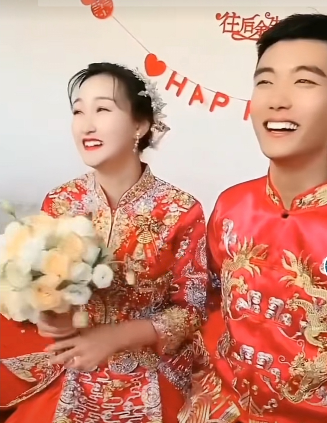 回顧結婚鬧洞房事件,眾人要求新人接吻,沒想到公婆卻現場示範