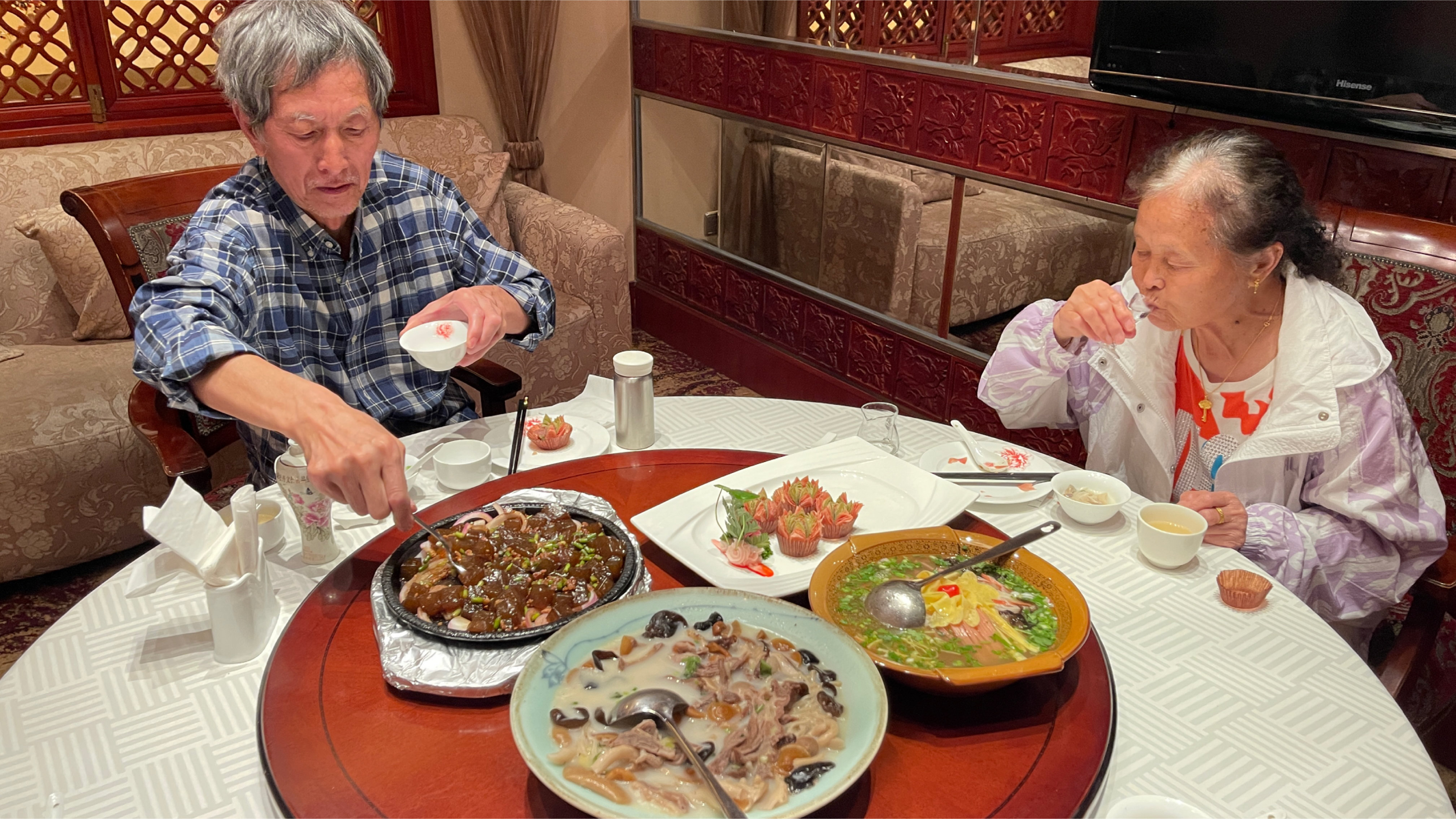 和爸妈在洛阳东山宾馆中餐厅吃水席,消费385元,牡丹燕菜98元