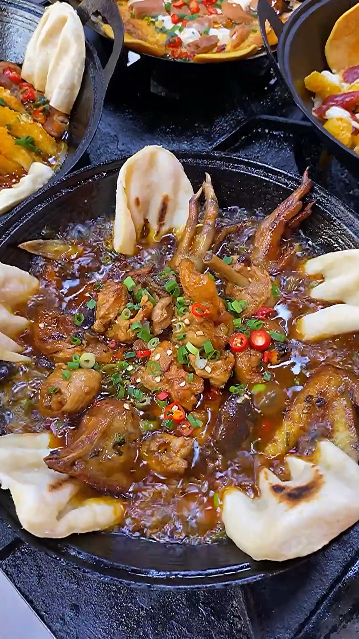小份地锅鸡,一人一份配着面饼子吃,比大铁锅炖更有一番美味.