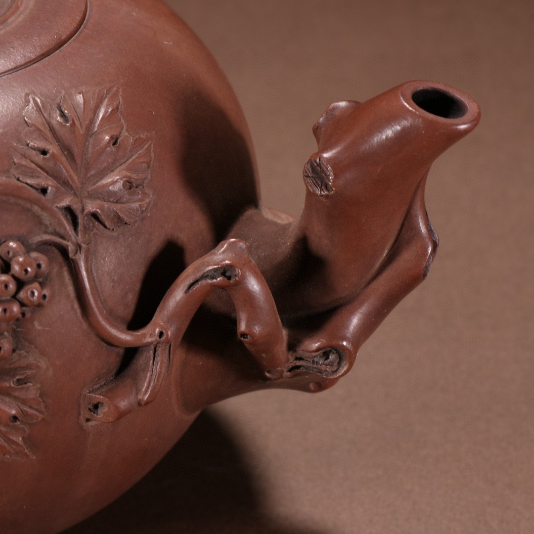 旧藏 桂林款 紫砂堆雕松鼠葡萄纹壶