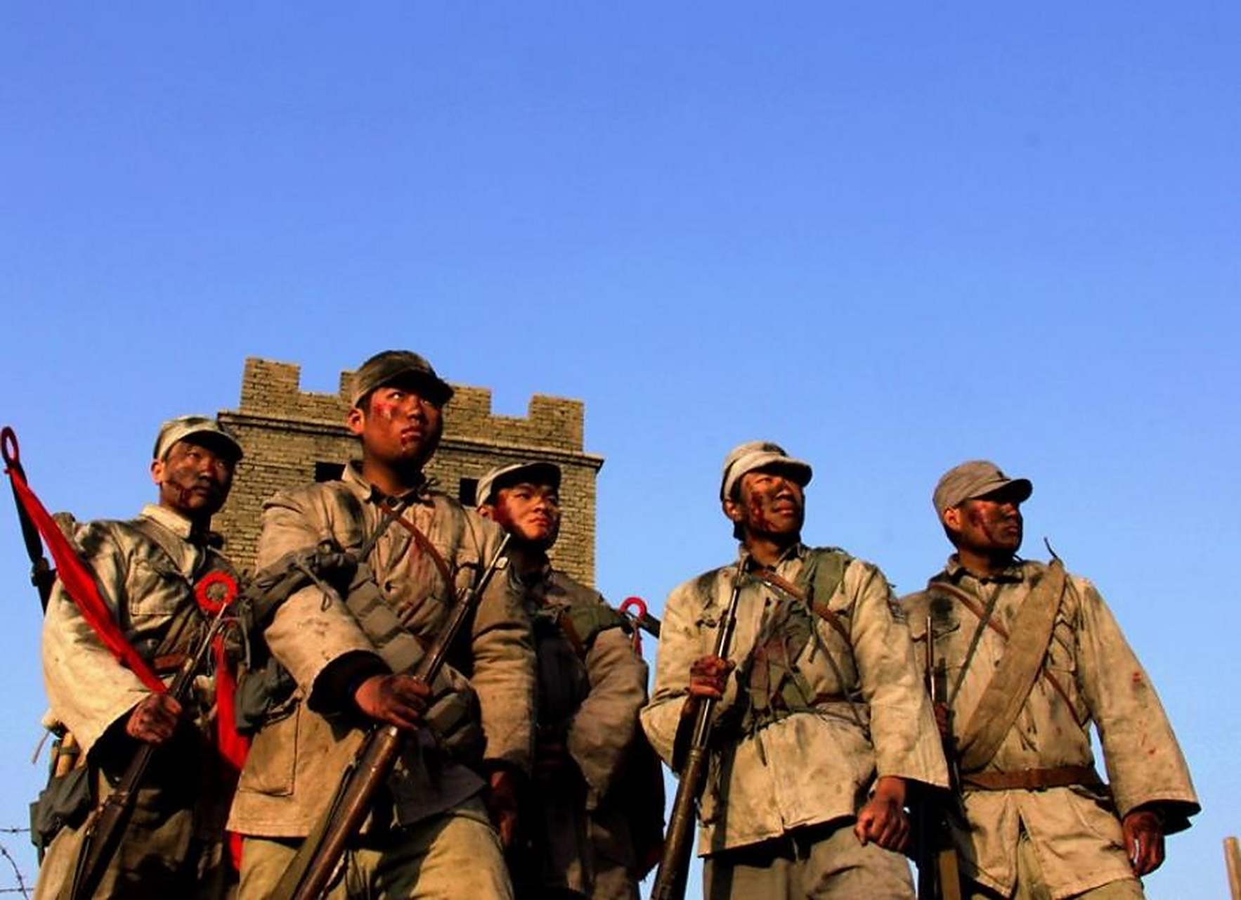 1942年,八路军冀中第十军分区"五一"反扫荡中,机关一秘书总是走在队伍