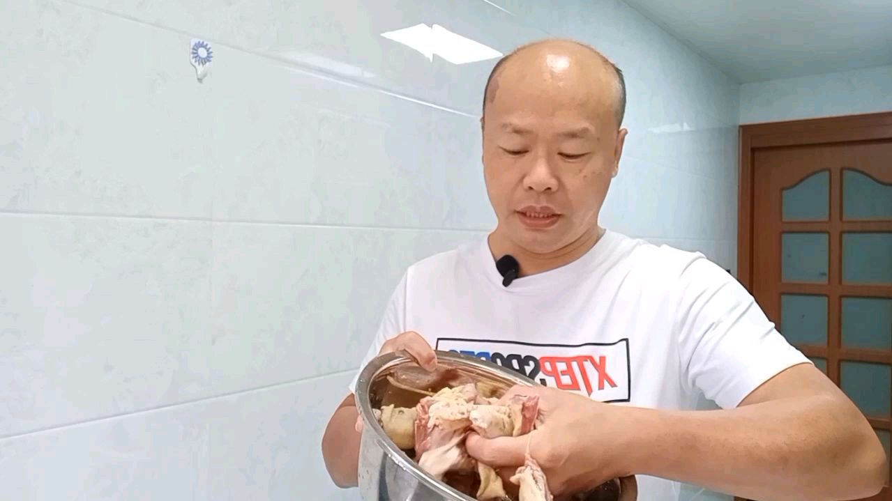买只养7年的老鸭子炖汤喝,炖了五个小时鸭肉才炖趴,味道鲜美好吃