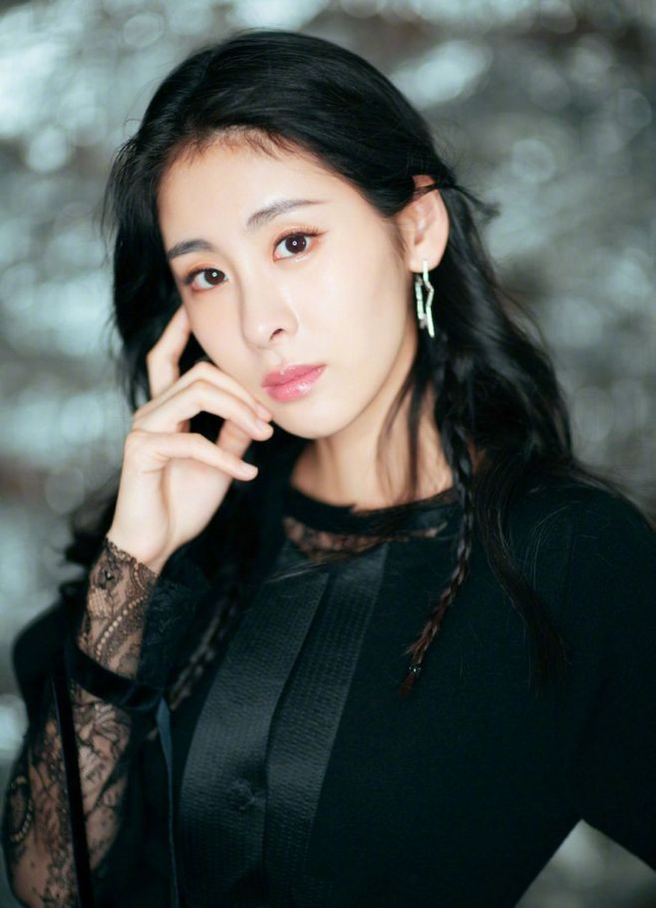 张碧晨,这位备受瞩目的音乐偶像,近日传出她不再与圈内艺人发展恋爱