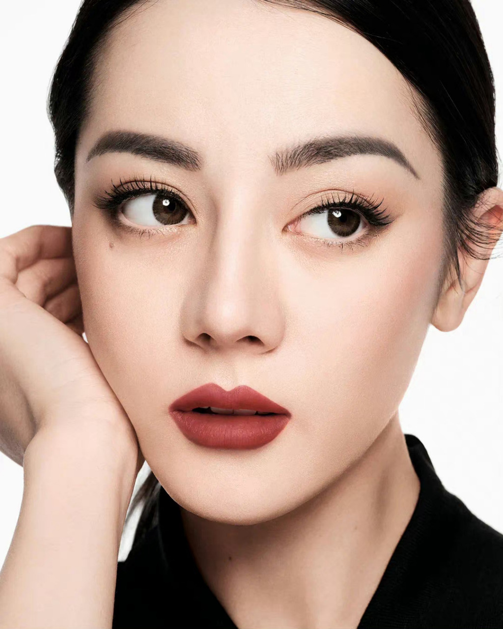 赵丽颖和迪丽热巴今年代言的口红宣传照,大家觉得哪个更好看?