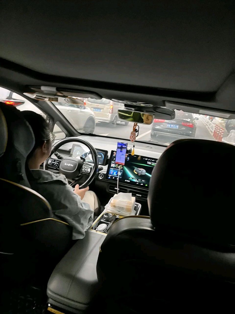 今天打车采访了一个开广汽埃安y跑滴滴的女司机,她说最近这段时间生意