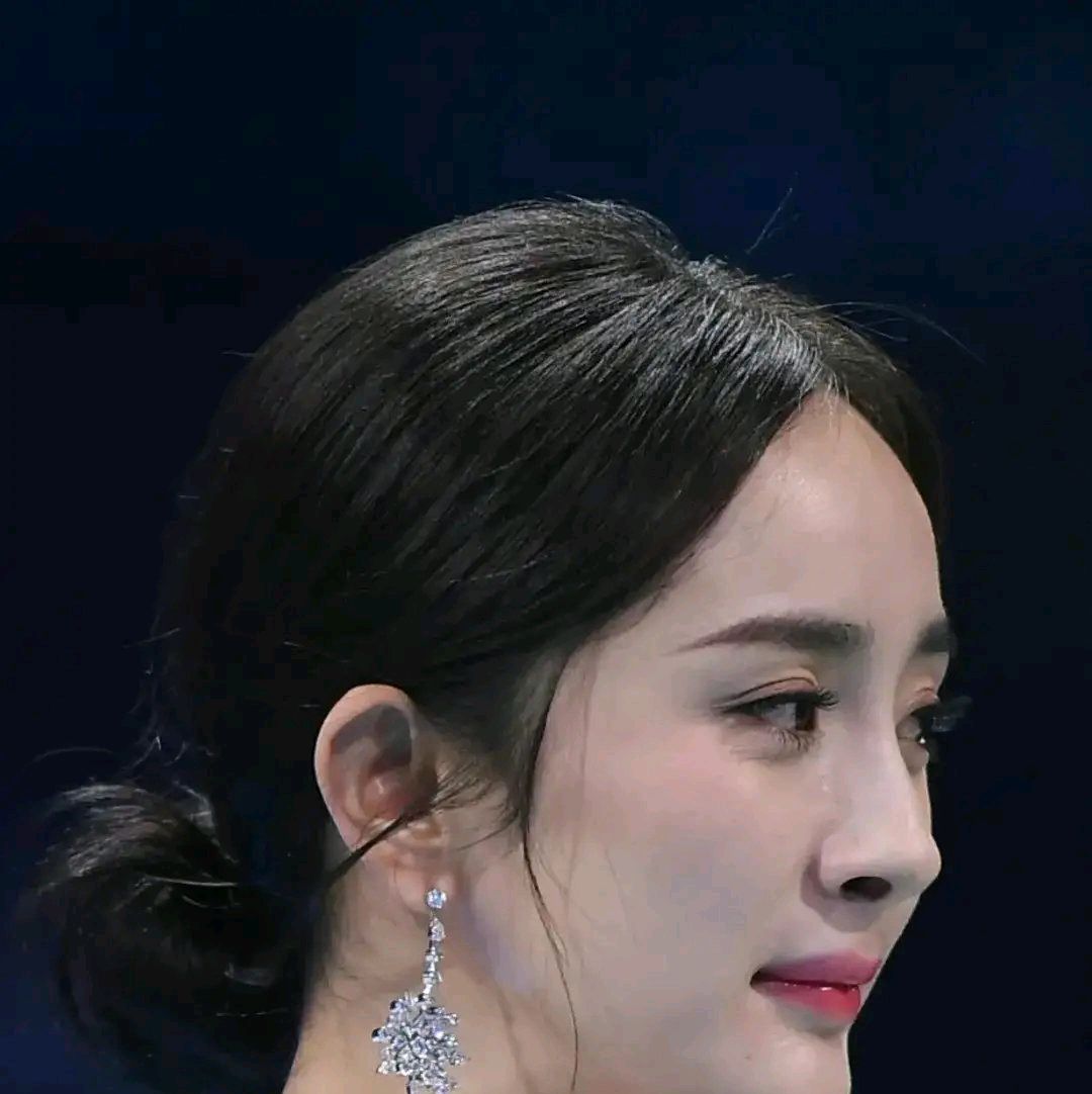 生图下的杨幂靠一双眼睛拯救了全脸的美好