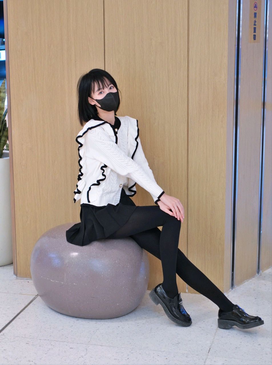 黑色百褶裙, 搭配黑色裤袜