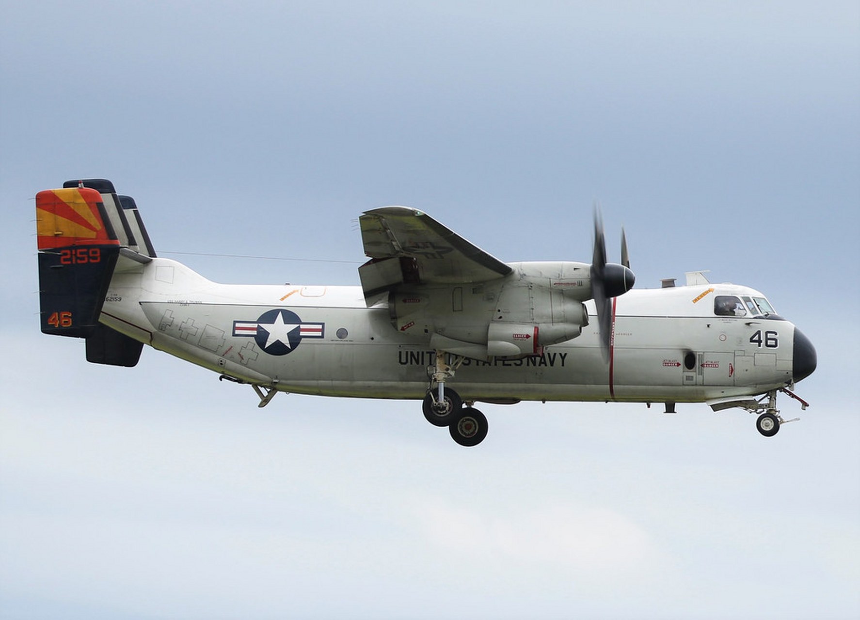 美国航母独有的c2运输机出现在英国普雷斯蒂克机场.