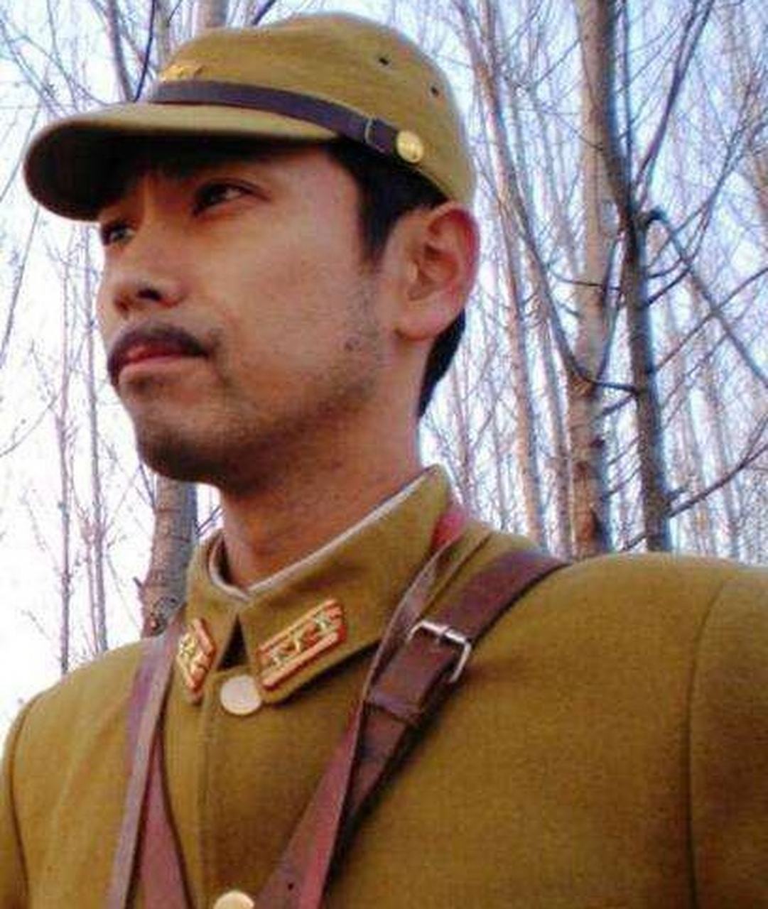 这时门外突然响起了脚步声,鬼子一惊,连忙转身向门外走去.