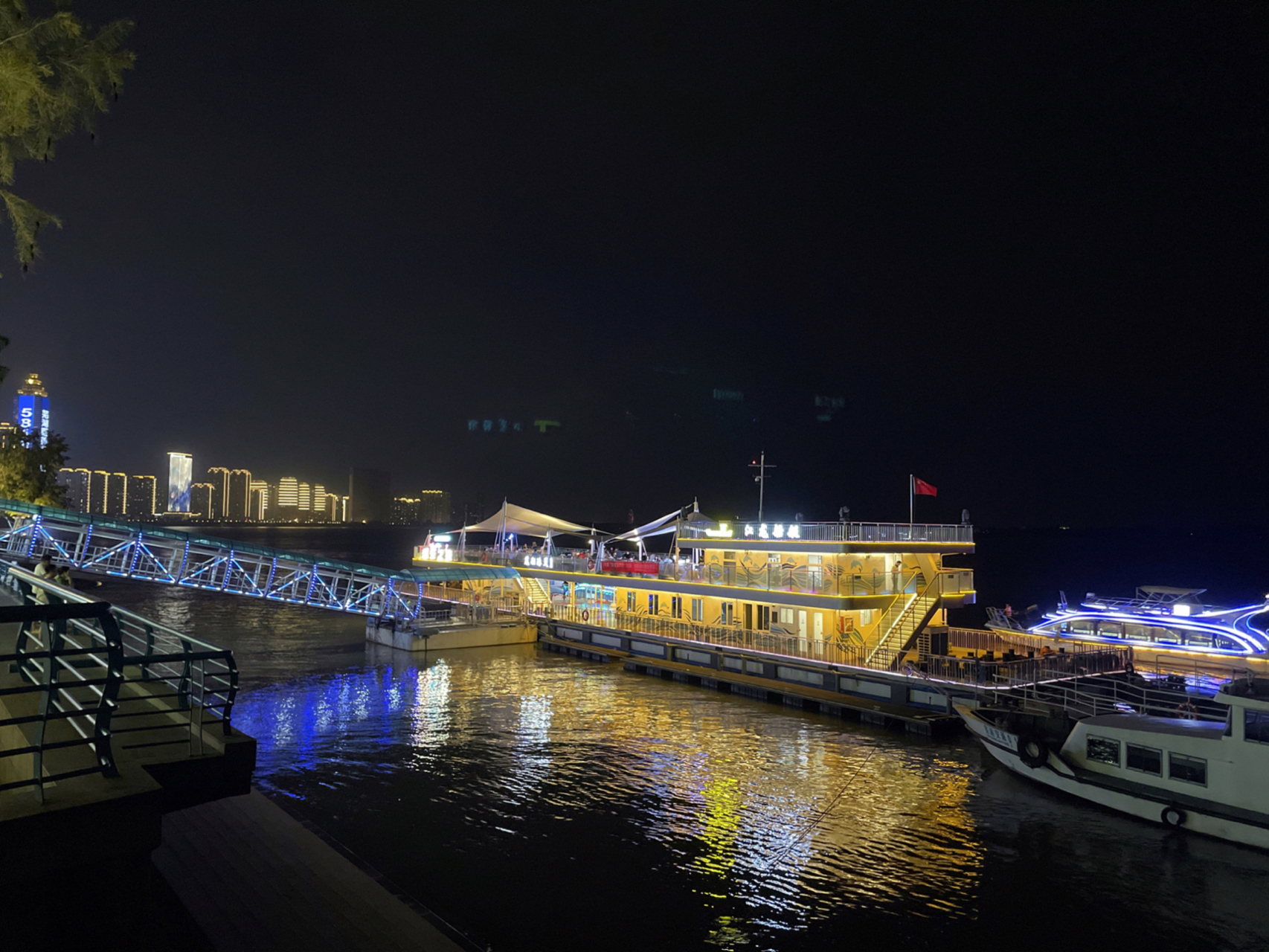 滨江公园的夜景,也吸引不了打工人!