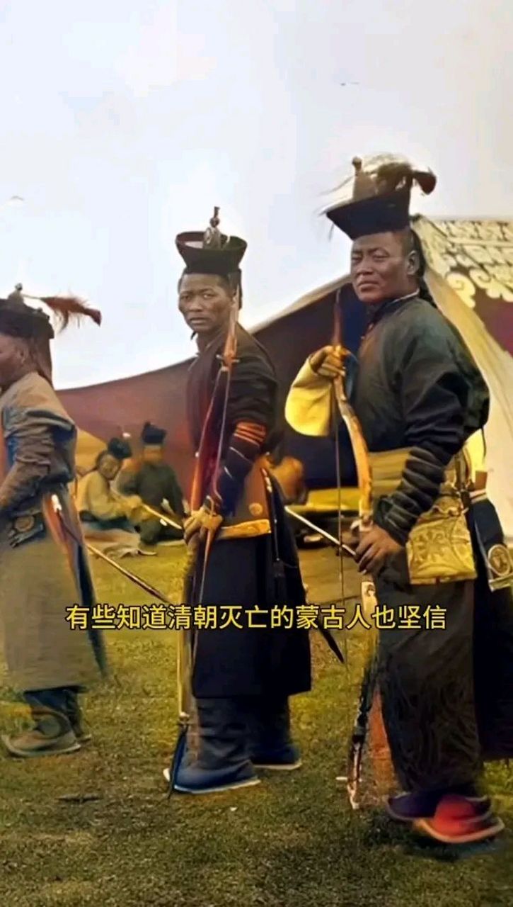 1913年,几名蒙古勇士正在练习射箭,他们相信弓箭在战争中仍然有用