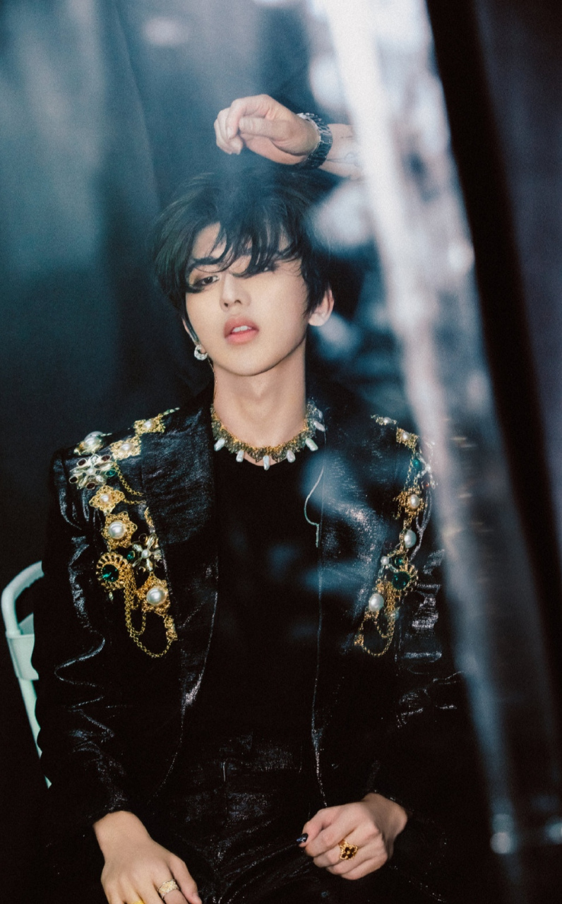 蔡徐坤做黑色美甲了,还化了烟熏眼妆,哥你太酷了吧,能不能来张指甲的