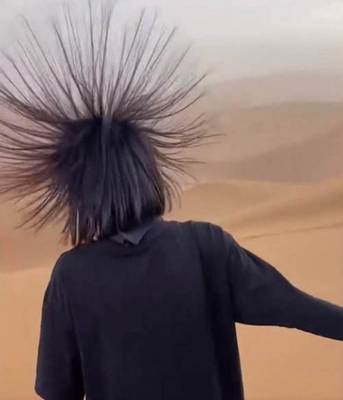 8月15日,新疆吐鲁番有游客在沙漠下山时头发竖立,兰州大学大气科学