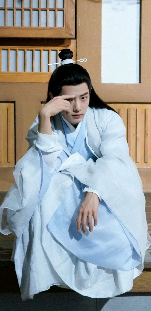 肖战蹲下后真的只有小小一团[色]