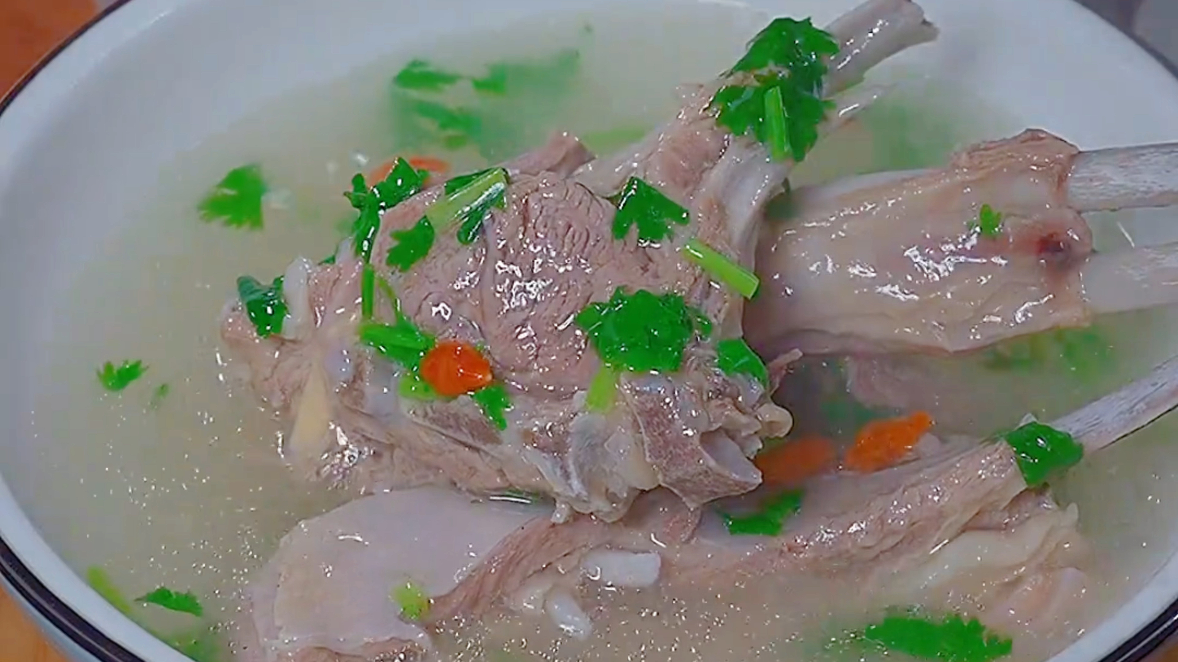 炖羊肉的时候，一定要牢记三放两不放，这样炖的羊肉才会没有膻味