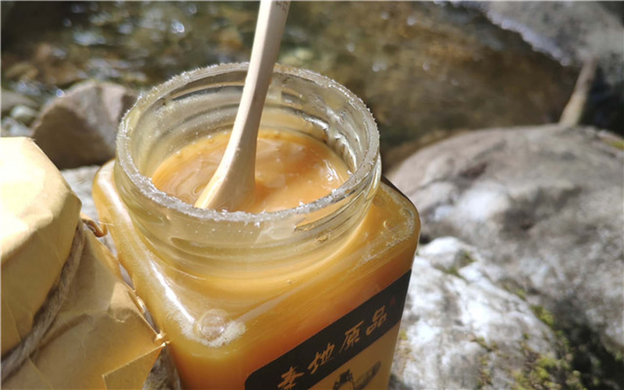 蜂蜜放在外面热的地方可以吗(蜂蜜放在外面会坏吗) 蜂蜜放在外面热的地方可以吗(蜂蜜放在外面会坏吗)