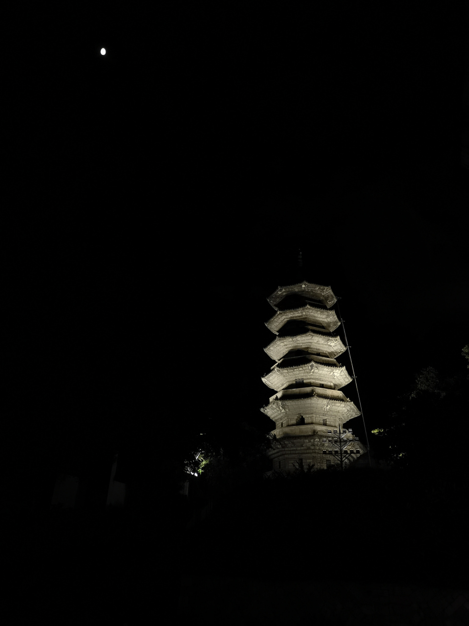 福州的乌山,于山,屏山,闽江及城内的白塔和乌塔构成"三山两塔一江水"