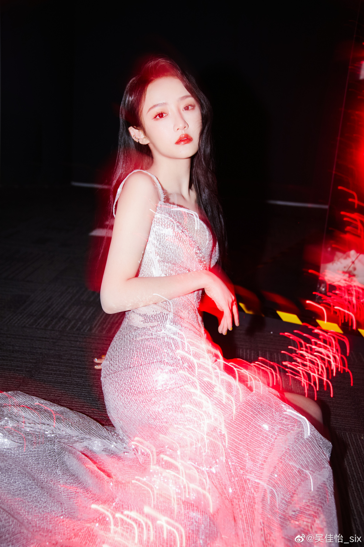 吴佳怡出席活动,一袭银色亮片开叉礼裙,端庄优雅,美丽迷人