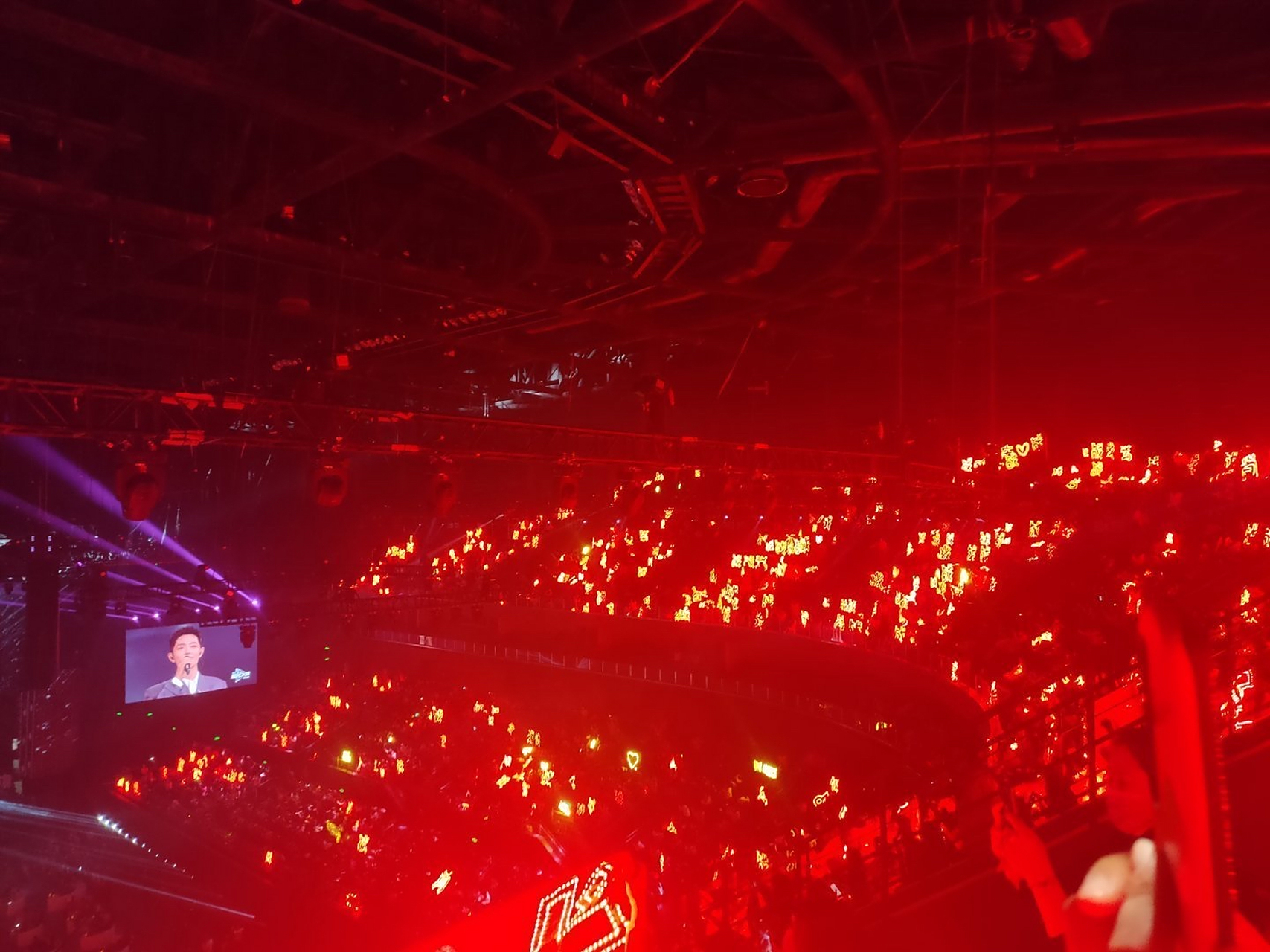 肖战出场的瞬间,仅仅八秒钟,全场都亮起了属于肖战的红色灯牌,他们用