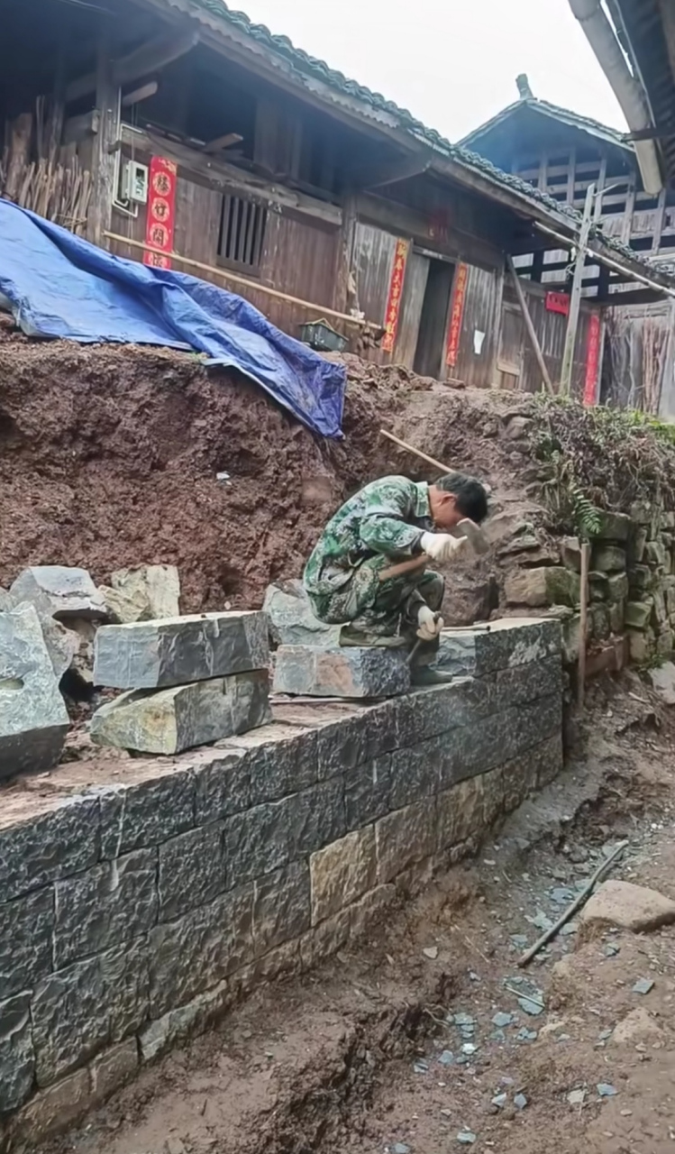 讲究人家,这个堡坎可以传世了,妥妥的千年工程啊,这石头好,就是费人工