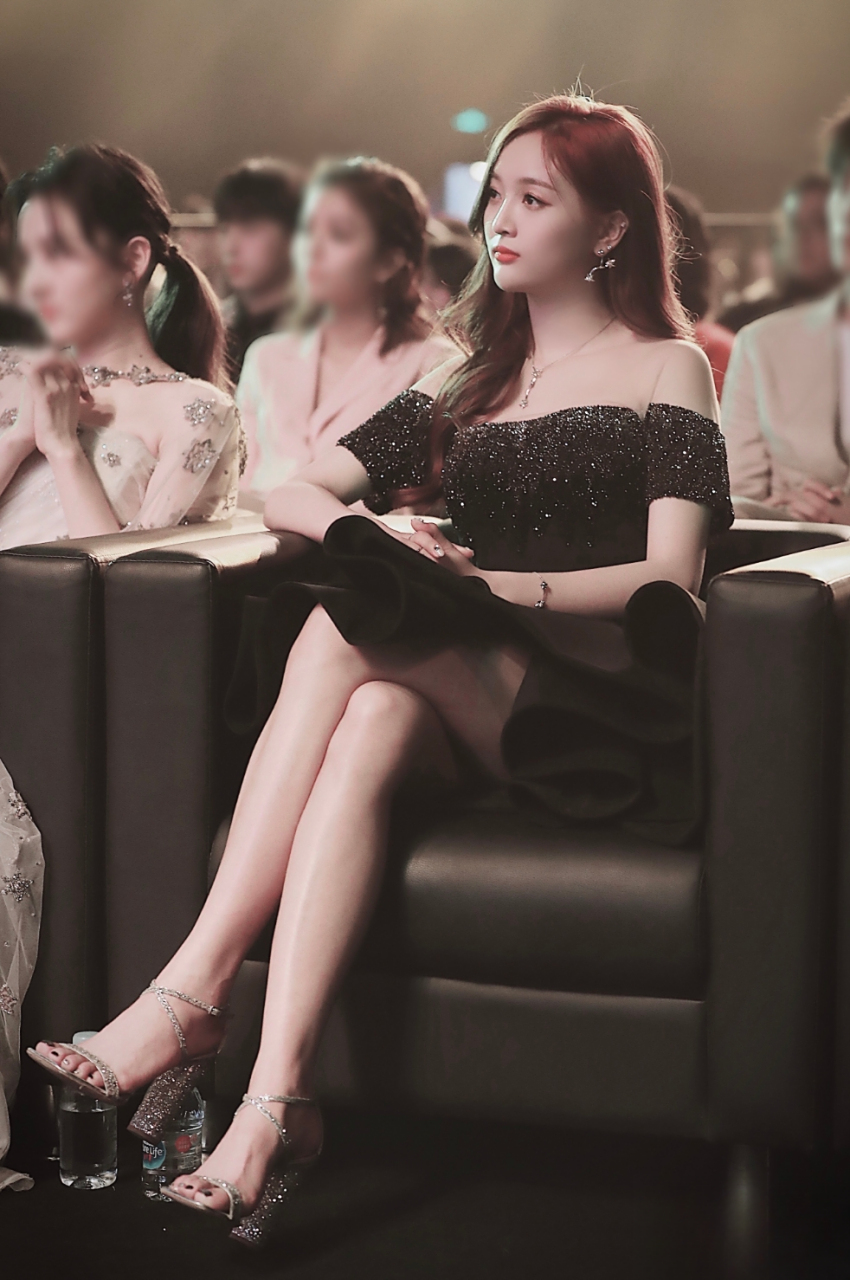 吴宣仪  美腿玉足合集