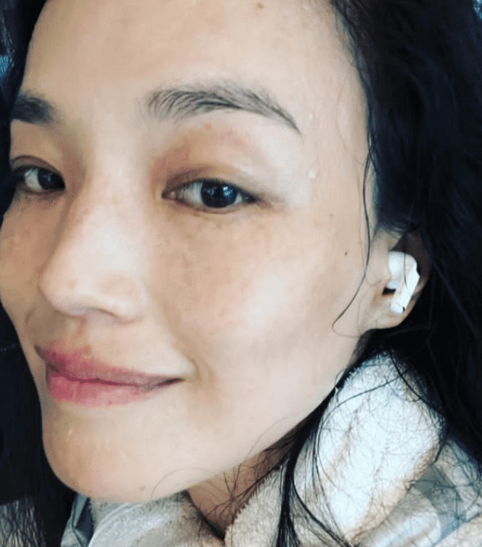 45岁舒淇与宠物合照,素颜出镜无美颜,脸上有雀斑也没关系