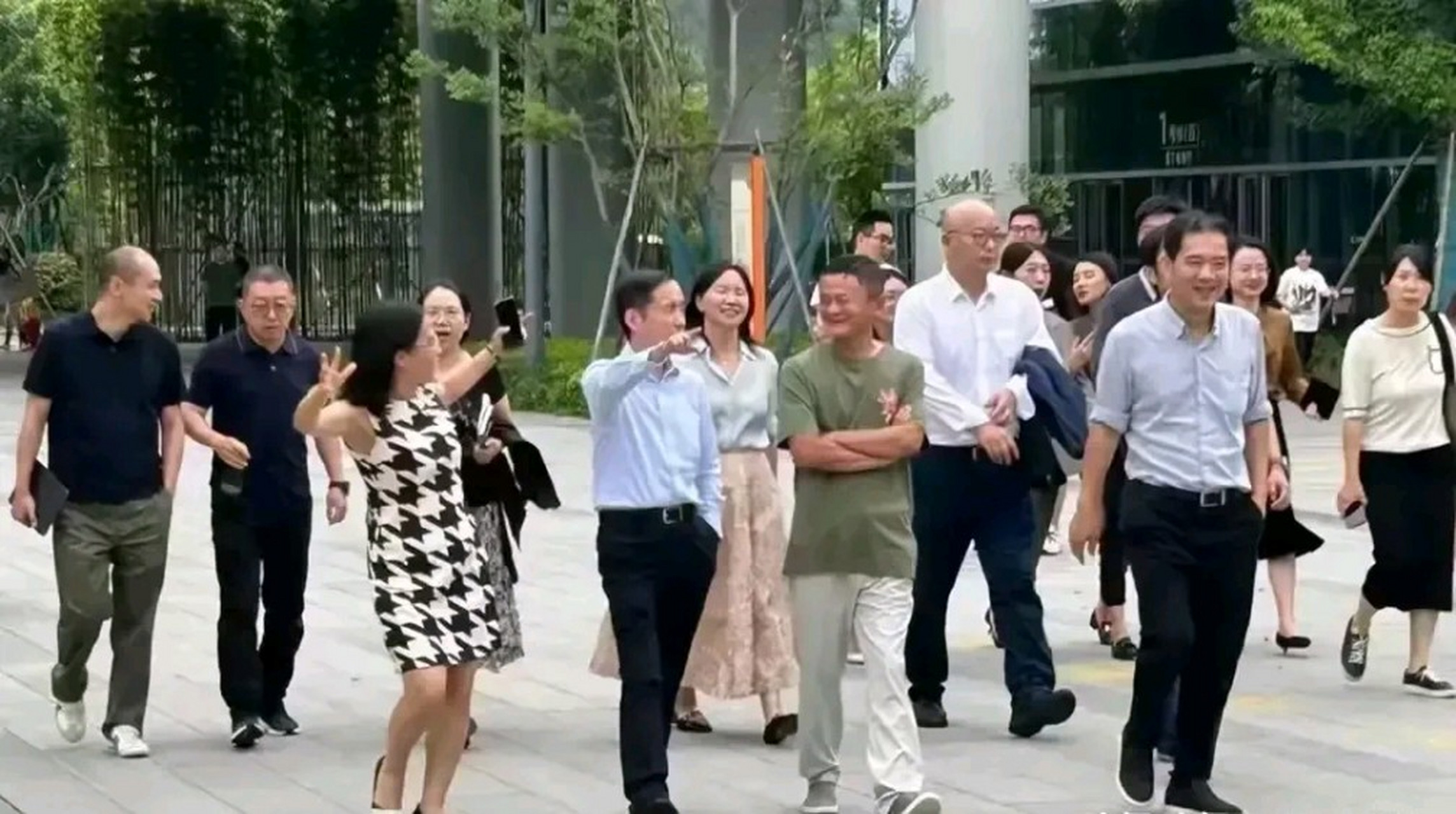 这张图片是马云检查指导工作时瞬间拍摄的,阿里巴巴是一个有24.