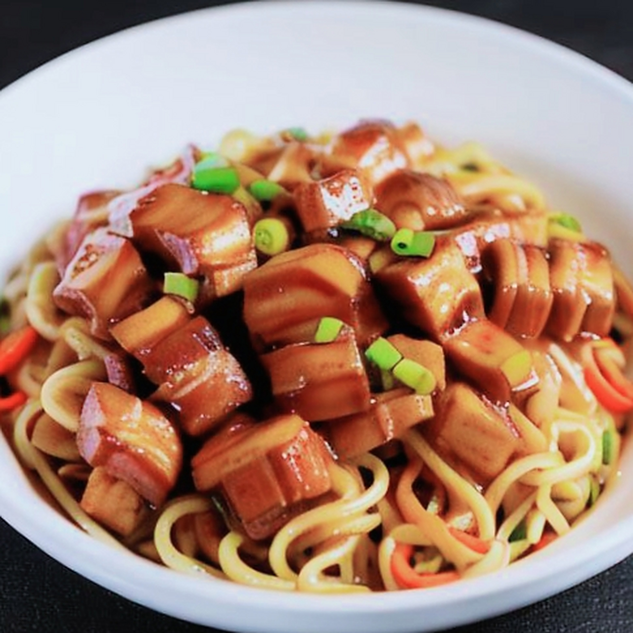 红烧肉面条的搞笑故事  人物:顾客(甲),服务员(乙)  甲:(点菜)服务员