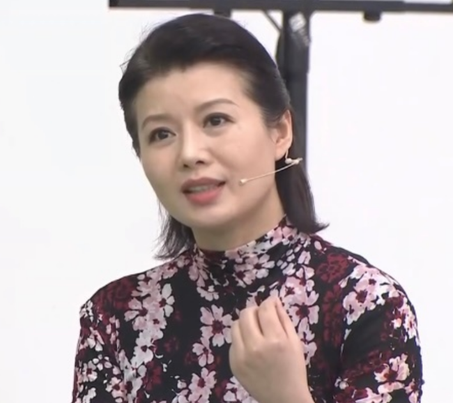 46岁程愫近况曝光,身穿碎花连衣裙,容颜依旧,离婚六年独自带娃