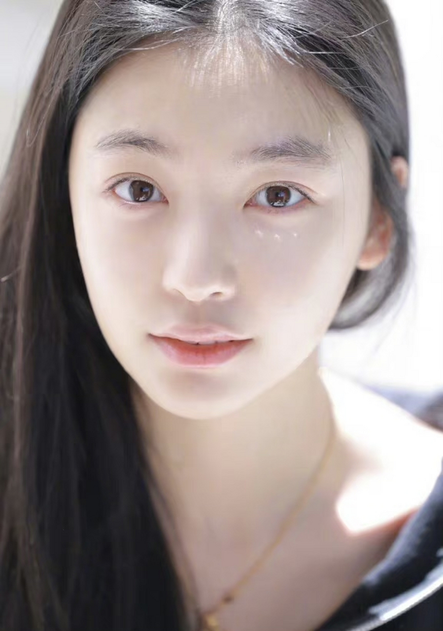 不化妆的易梦玲就是清纯小女生,毕竟她实际年龄也才23岁