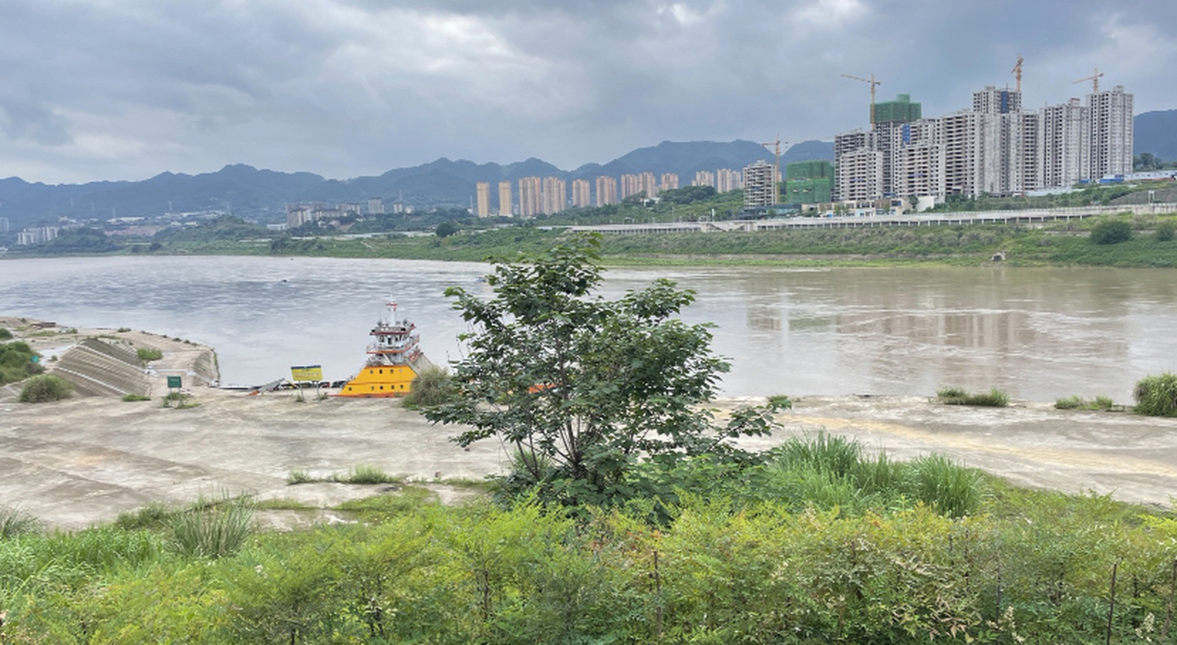 金海湾滨江公园是一座迷人的公园,位于重庆市两江新区大竹林至礼嘉