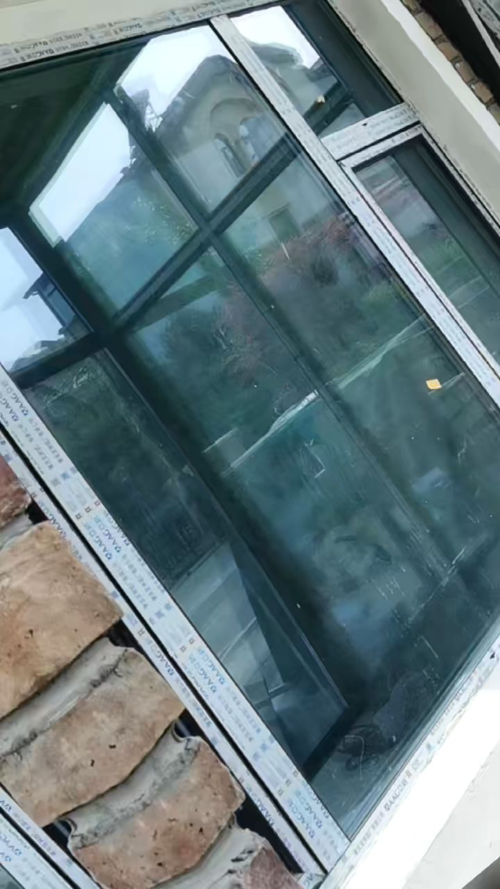 做瓷砖的隐形踢脚线,外墙做玻璃幕墙,效果渐入佳境