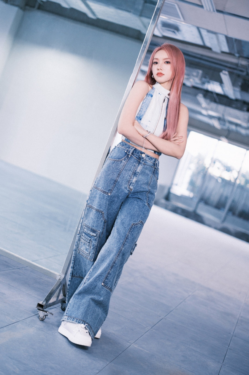 程潇# 牛仔背心搭多口袋工装牛仔裤,丰腴曼妙身姿,清新潮酷,经典时髦