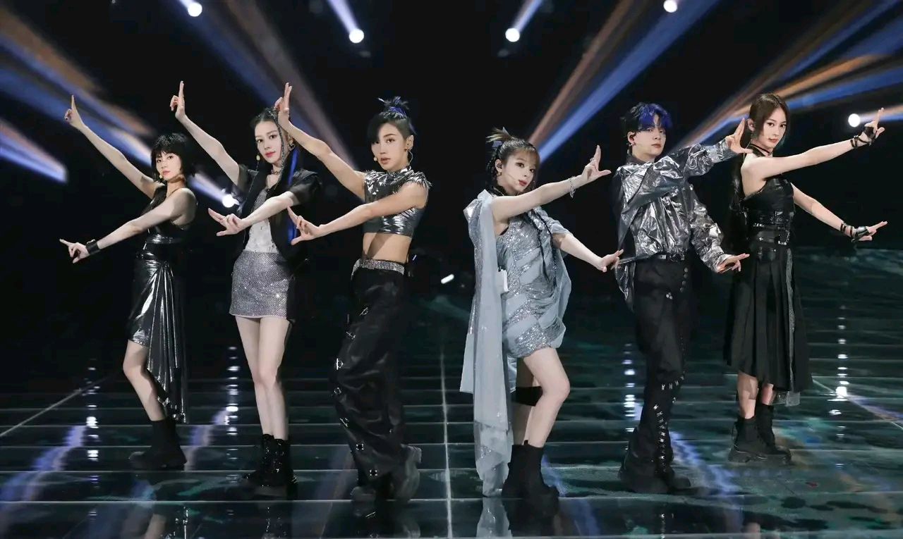 美依礼芽《青鸟》燃炸了,唱爆现场两个顶级音响,谢娜都惊呆了!