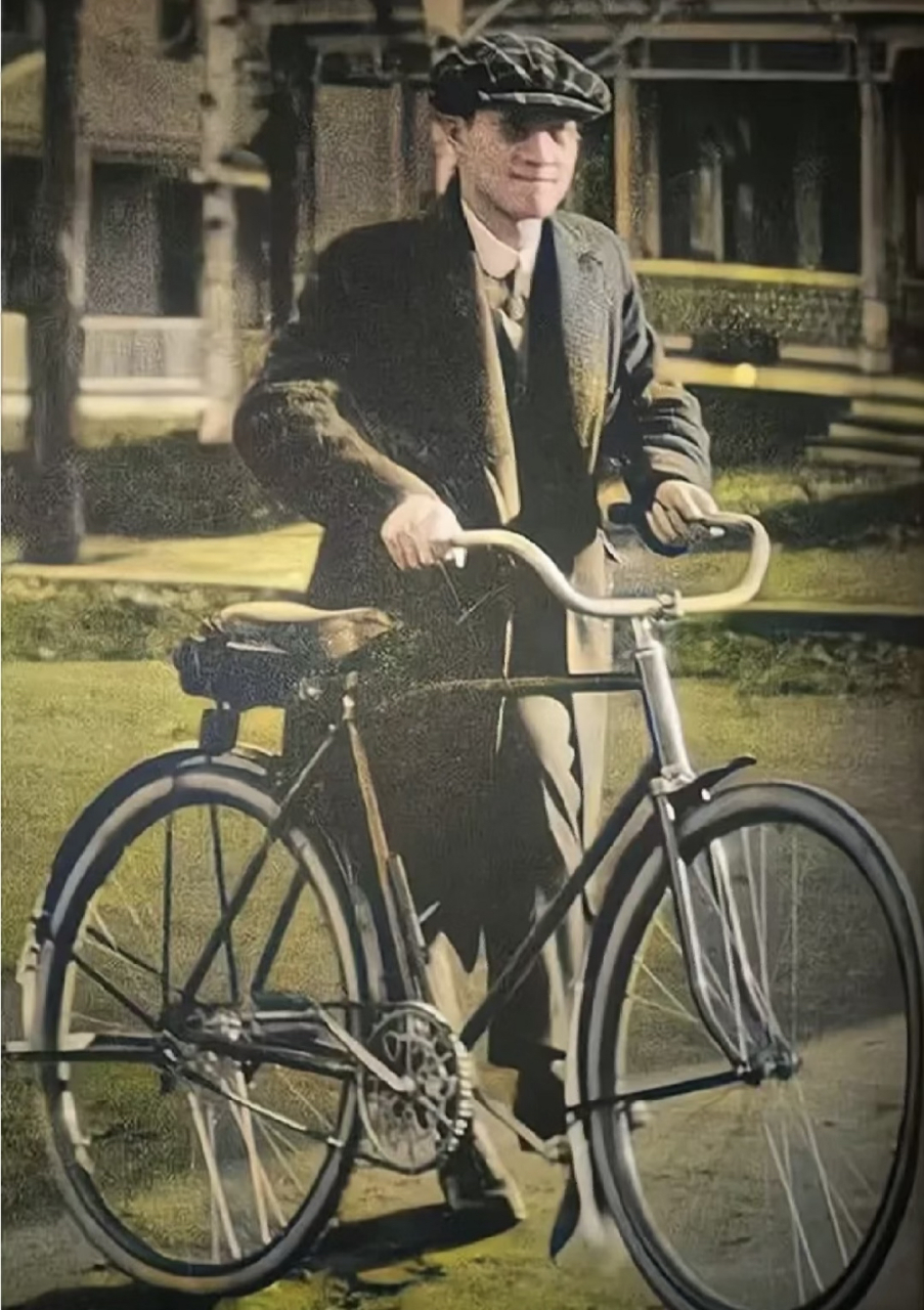 徐志摩在剑桥大学读书时期的老照片 从照片就可以看出 这人的气质与众