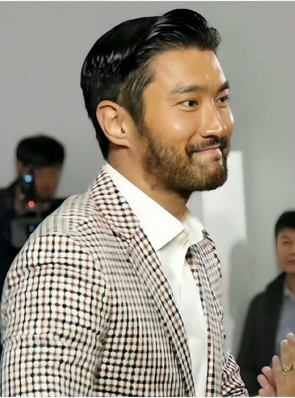 惊呆了老铁,这居然是崔始源,胡子拉碴皮肤黝黑,看起来含胸驼背,根本就