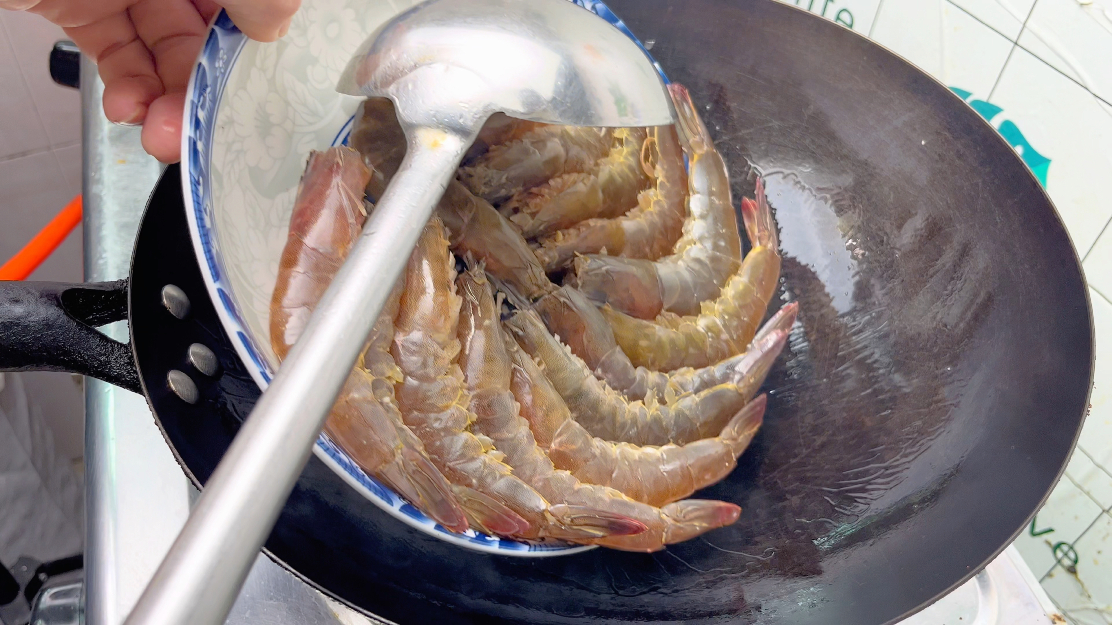 家有孩子可以学这个姜葱炒虾，家常做法还简单