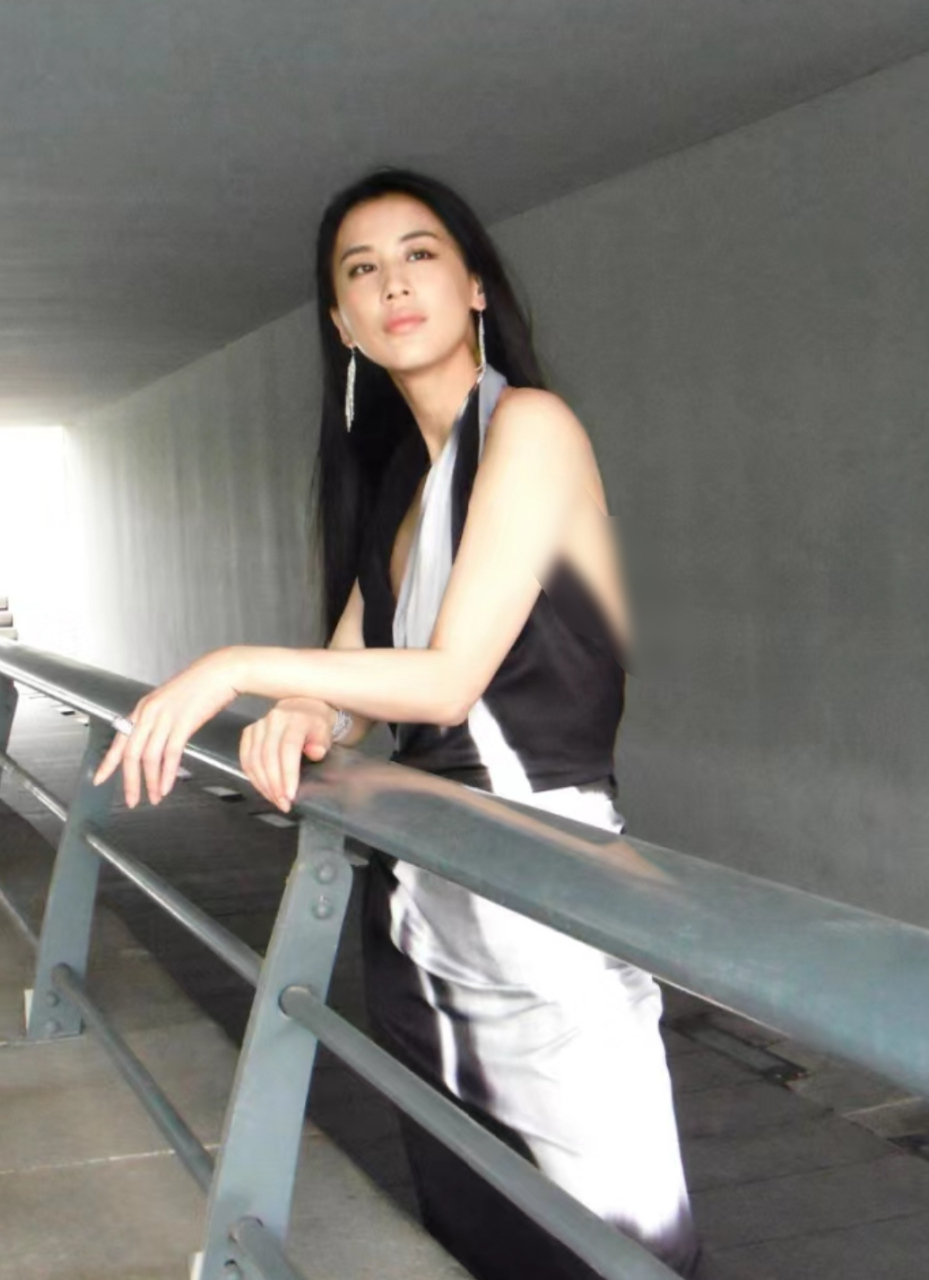 黄圣依现身浙江参加活动,她怎么越来越有男相了?