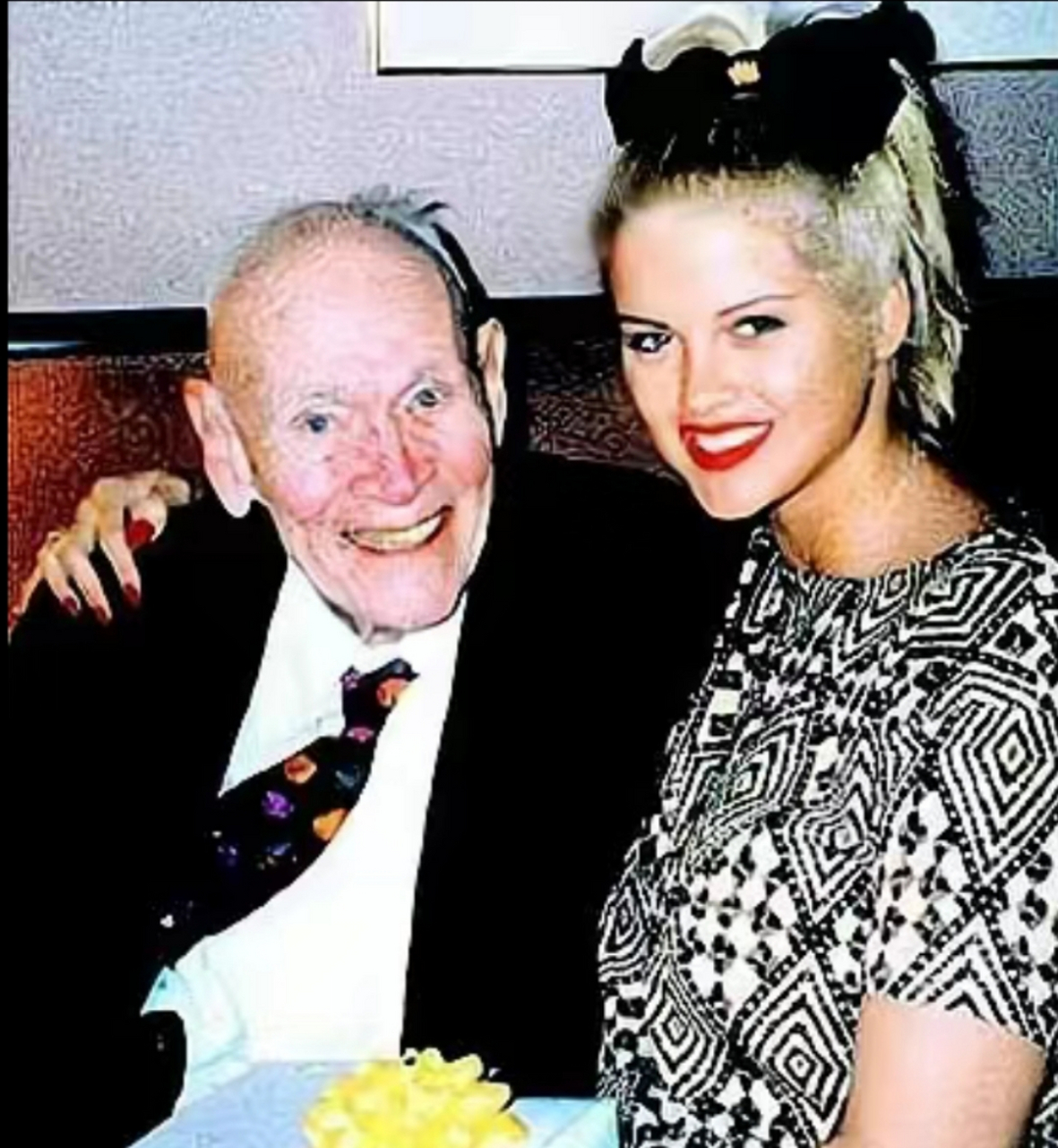 1994年,26岁的脱衣舞娘安娜妮可嫁给89岁的石油大亨马歇尔,安娜是处心